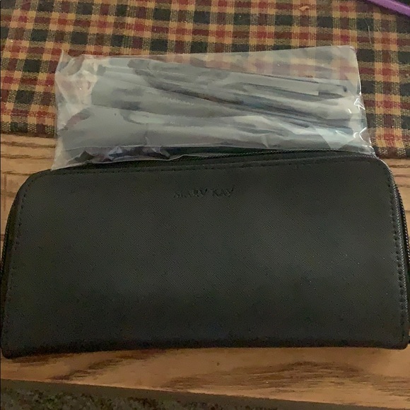 Mary Kay Essential Brush Collection C - Picture 1 of 4